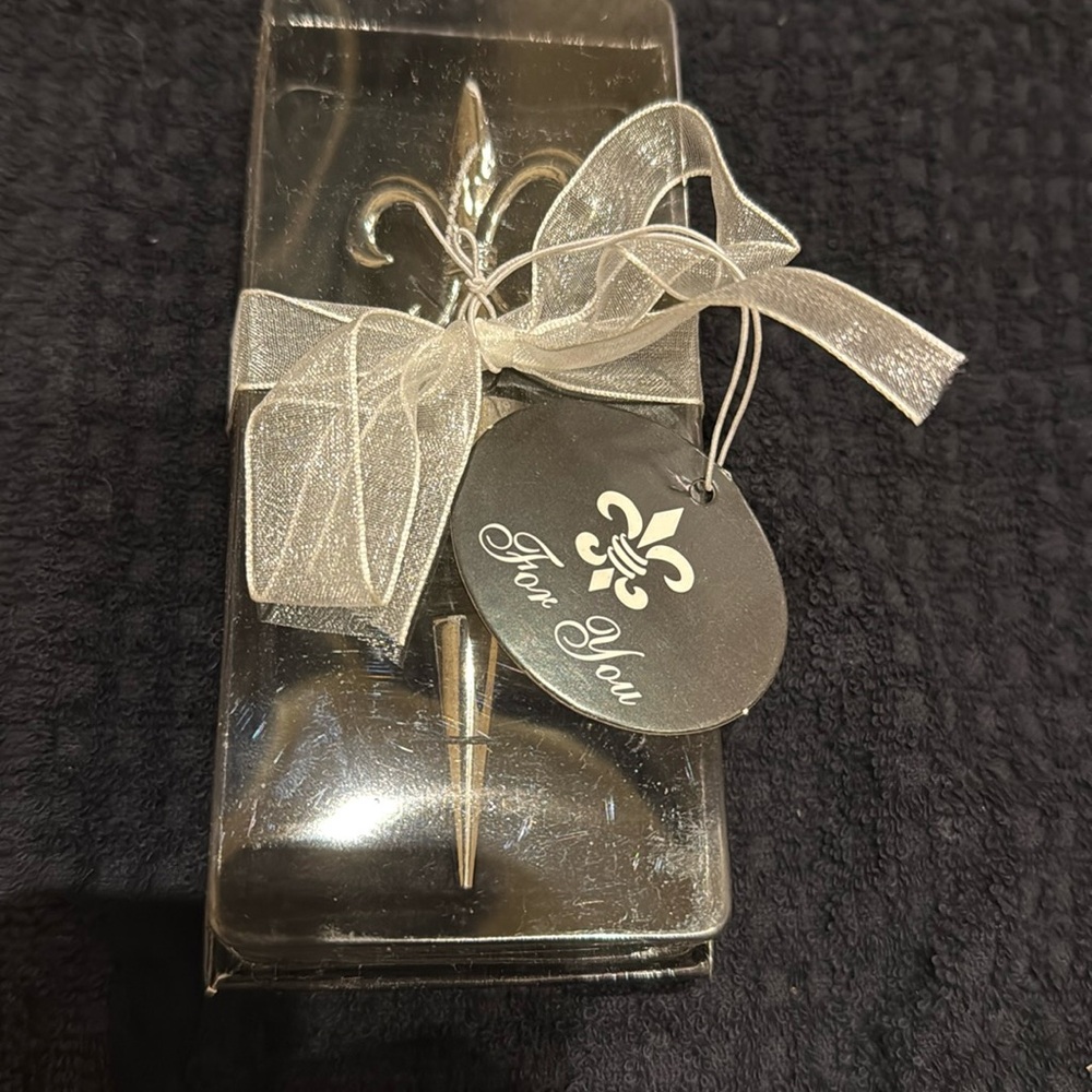 Fleur de Lis Wine Stoppers Party Favors
